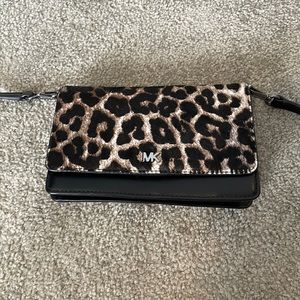 🐆🐆🐆 MK Phone Crossbody 🐆🐆🐆 - LNWT - Super cute leopard black MK phone CB